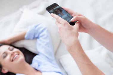 Mobil fotoğraf adam fotoğraf çift eğlence alarak