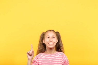 Kız point işaret parmağı sanal nesnesi üzerinde bak