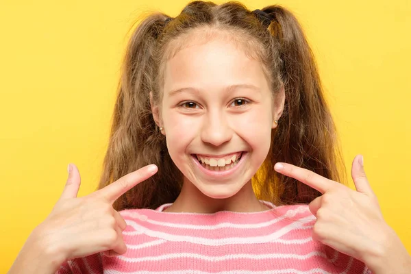 Glücklich Mädchen Punkt Lächeln Kind Zahnarzt gesunde Zähne — Stockfoto