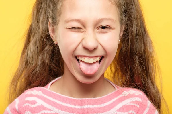Menina alegre feliz vara língua comportamento infantil — Fotografia de Stock