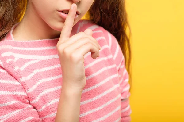 Молчание тихая девушка шикая положить пальцем губы — стоковое фото