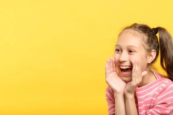 Sorridente menina falar fingir anúncio megafone — Fotografia de Stock