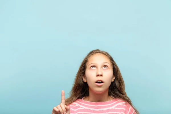 Surpresa chocado menina olhando apontando para cima acima da cabeça — Fotografia de Stock