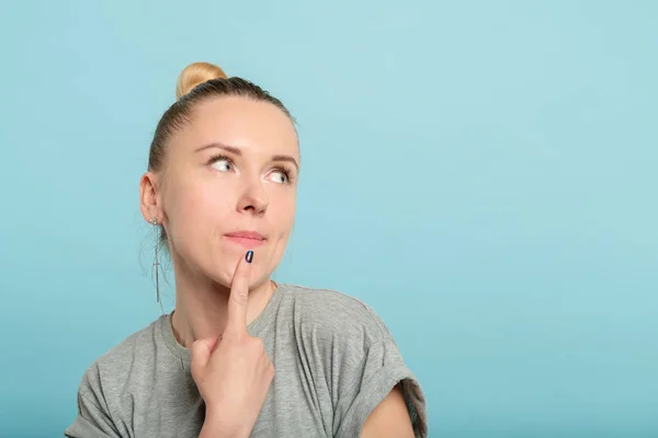 Pensive thoughtful woman looking right above — Stock Photo, Image