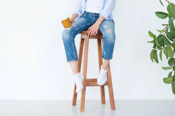 妇女坐木凳子咖啡休闲生活方式 — 图库照片
