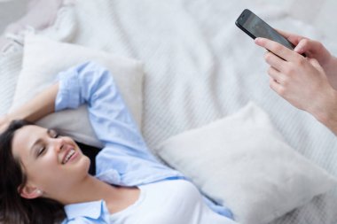 eller erkek fotoğraf kadın cep telefonu çift eğlence