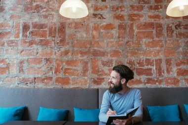 adam dizüstü düşünme fikir canlandırma planı yazma