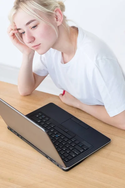 Mujer pensativa escritor portátil bloque inspiración — Foto de Stock