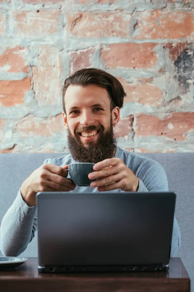 Café descanso trabajo hombre mantenga taza caliente bebida portátil —  Fotos de Stock