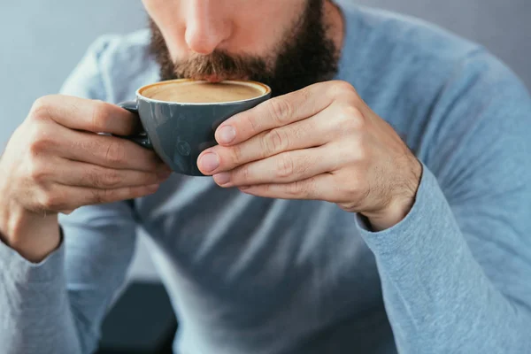 Uomo bere caffè tradizionale tazza di cappuccino caldo — Foto Stock