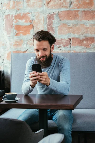 Hombre teléfono móvil lectura blogging estilo de vida ocioso —  Fotos de Stock