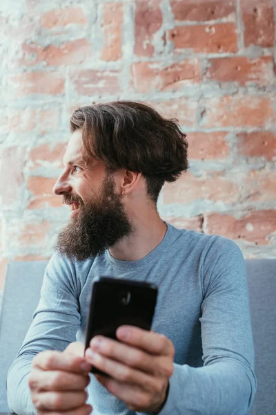 Ocio estilo de vida relajación sonriente hombre teléfono —  Fotos de Stock