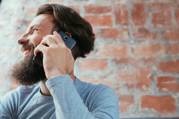 Tecnología móvil dispositivo digital hombre hablar teléfono —  Fotos de Stock