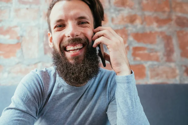 Comunicación feliz emoción sonriente hombre hablar teléfono —  Fotos de Stock