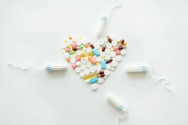 Menstruační Křeče Léky Kombinaci Pilulky Tampony Bílém Pozadí — Stock fotografie