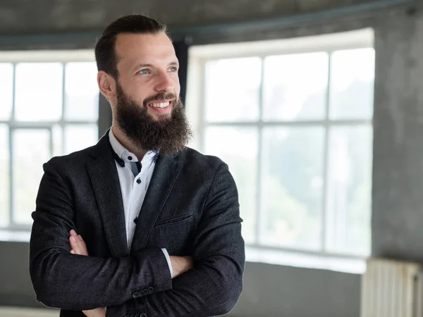 Homem de negócios retrato elegante espaço de trabalho confiante — Fotografia de Stock