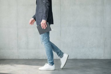 Smart casual moda stil yürüyüş iş adamı