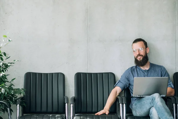 Smiling man empty chair invitation job interview — Stock Photo, Image