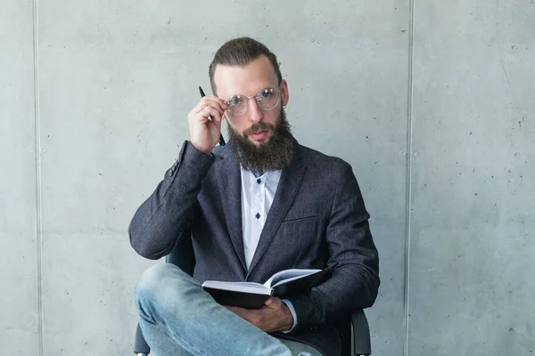 Professor inteligente examinador homem terno jaqueta óculos — Fotografia de Stock