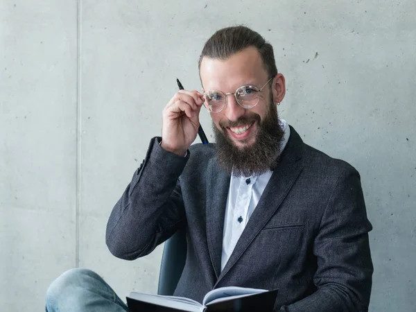 Sorrindo professor examinador homem jaqueta óculos — Fotografia de Stock