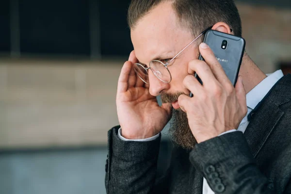 Hombre hablando de dolor de cabeza móvil negocio llamada telefónica —  Fotos de Stock