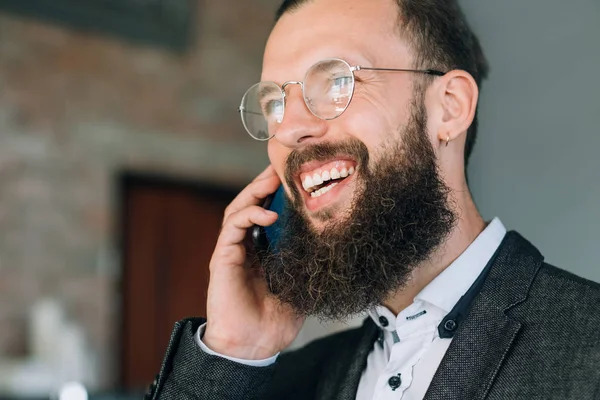 Sonriente hombre teléfono comunicación éxito negocio —  Fotos de Stock