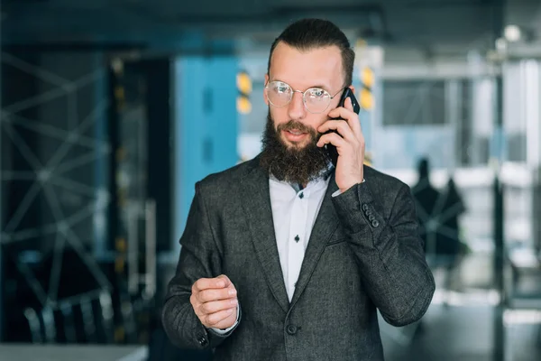 Conversación de negocios hombre de teléfono hablando móvil —  Fotos de Stock