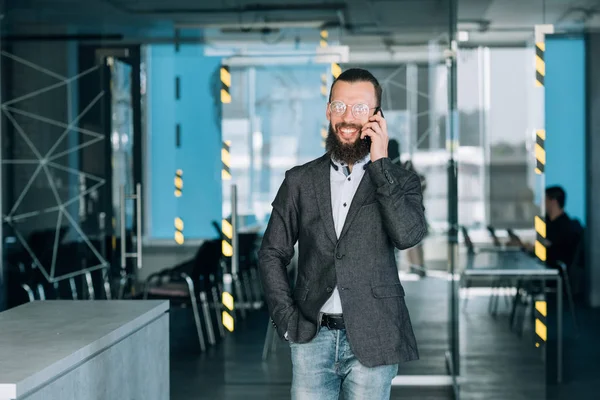 Homem sorridente telefone comunicação negócio de sucesso — Fotografia de Stock