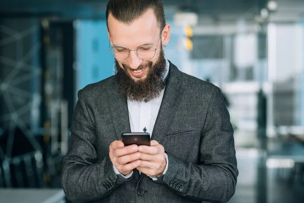 Tecnología de comunicación negocios mensajes de texto teléfono —  Fotos de Stock