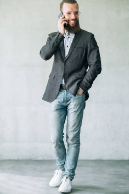 cep telefonu iş iletişimi konuşan adam