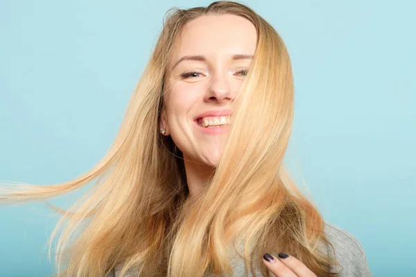 Frau langes glänzendes Haar Schönheit Wellness Haarpflege — Stockfoto