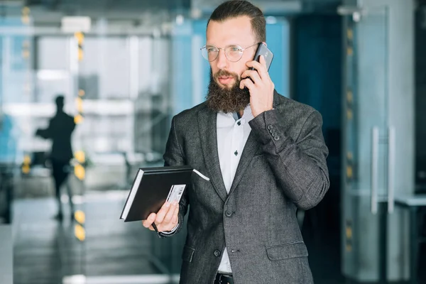 Homem de negócios falar telefone pensar contemplação recall — Fotografia de Stock