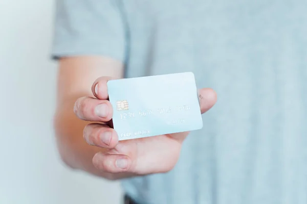 Acquisto sicuro carta di credito checkout man holding — Foto Stock