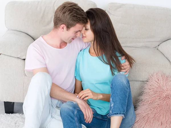 Par abraço cooing amor vínculo feliz relacionamento — Fotografia de Stock