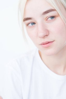 düşünceli dalgın dalgın kadın portre beyaz