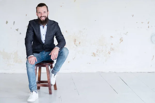 Homem de negócios sentar sucesso moderno espaço de trabalho de escritório — Fotografia de Stock