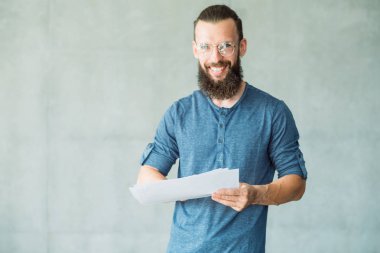 gülümseyen adam kağıtları bilgi iş istatistikleri