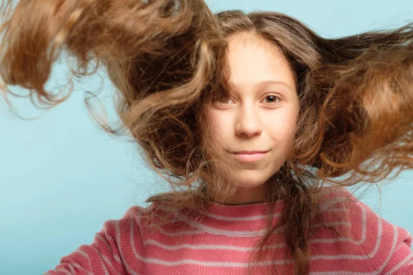 Cuidado del cabello peinado niño belleza chica vuelo pelo —  Fotos de Stock