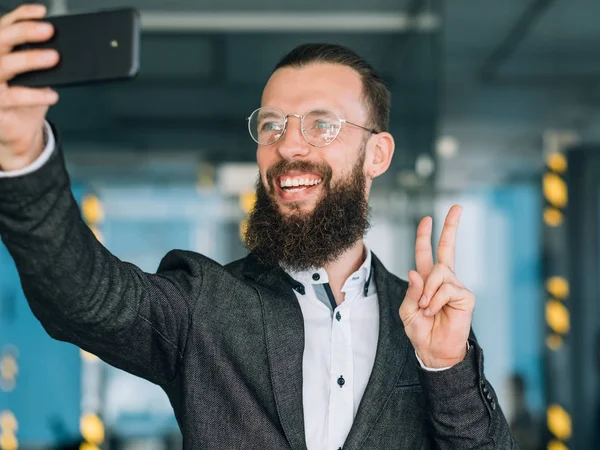 Homem selfie telefone tecnologia móvel gadgets modernos — Fotografia de Stock