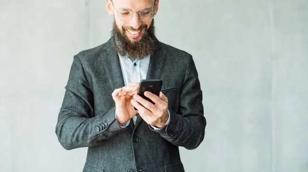 Hombre de negocios mensajería mensajes de texto comunicación telefónica —  Fotos de Stock