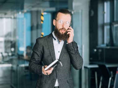 Evet iş adamı. düşünme ve tefekkür ve kavram hatırlatarak.