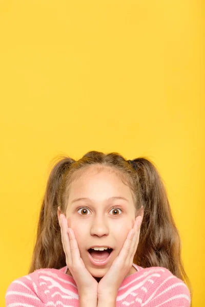 Překvapený šokovaná dívka otevřená ústa emocionální obličej — Stock fotografie