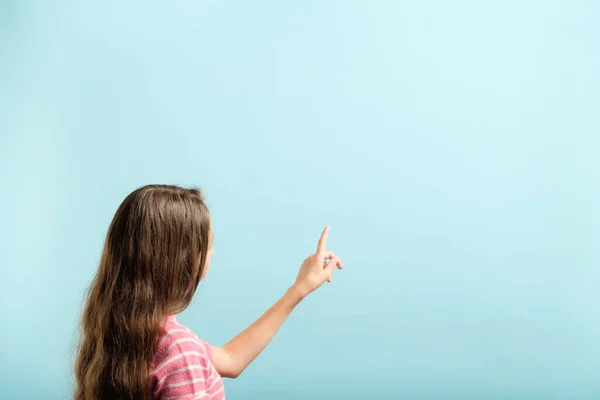 Dziewczyna palca naciśnij przycisk interfejsu wirtualnego ekranu — Zdjęcie stockowe