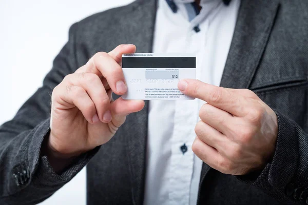 Секретный код кредитной карты человека держать — стоковое фото