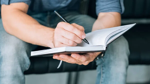Людина рука пише план ноутбука цілі візуалізації — стокове фото