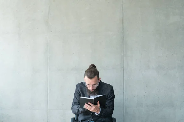 Homem focado leitura bookworm conhecimento aprendizagem — Fotografia de Stock