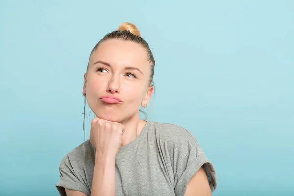 Nachdenkliche Frau schmollen Duckface Gesichtsausdruck — Stockfoto