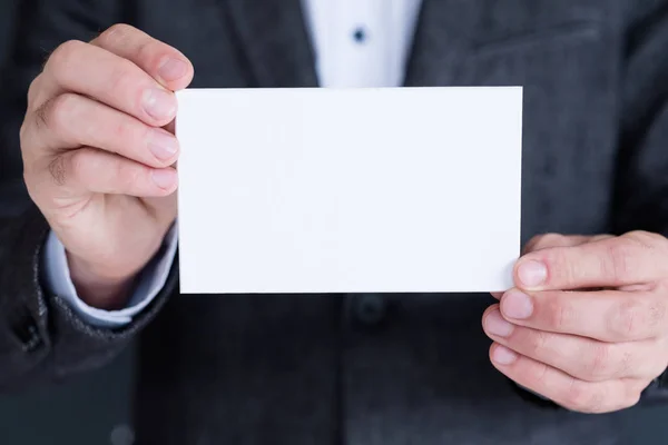 Papel branco em branco mão realizar anúncio de negócios — Fotografia de Stock