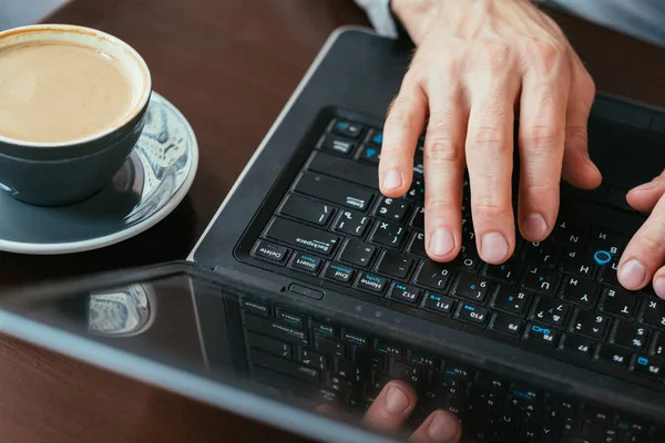 Kávészünet munka az ember kezét gépelés laptop kupa — Stock Fotó