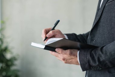 adam el not defterinde yazılı. iş planlama veya gündem kavramı.